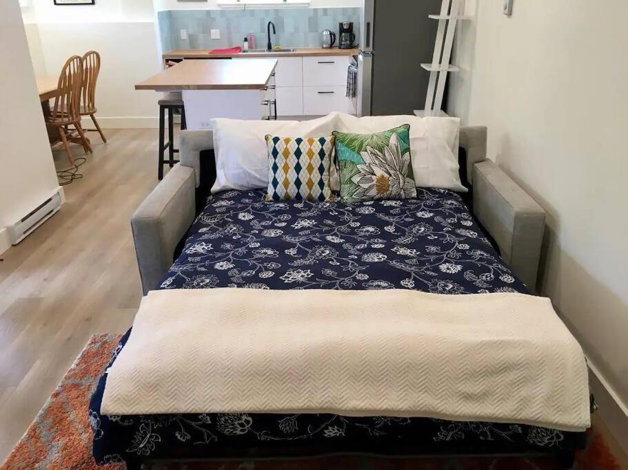 Bright Modern 1Br Suite In Sooke Village Core ภายนอก รูปภาพ