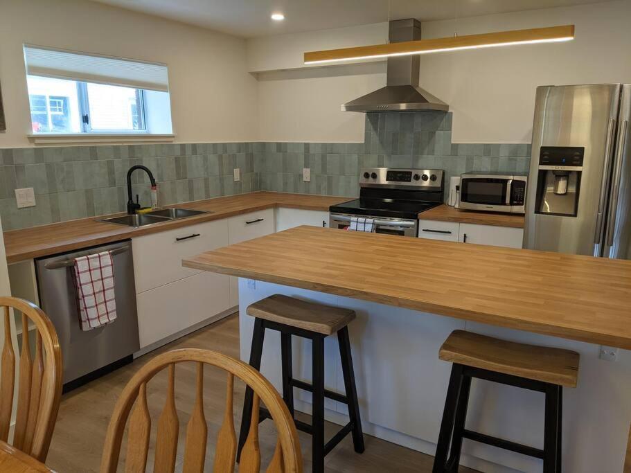 Bright Modern 1Br Suite In Sooke Village Core ภายนอก รูปภาพ