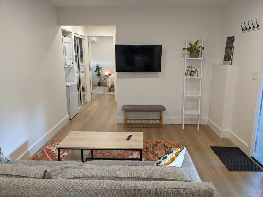 Bright Modern 1Br Suite In Sooke Village Core ภายนอก รูปภาพ