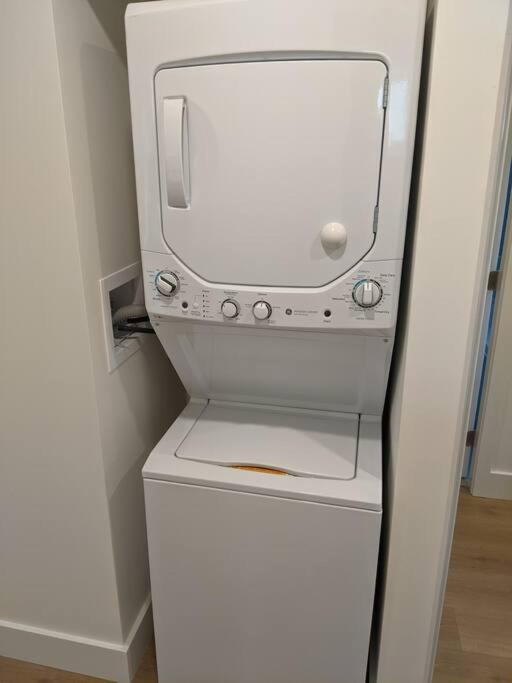 Bright Modern 1Br Suite In Sooke Village Core ภายนอก รูปภาพ