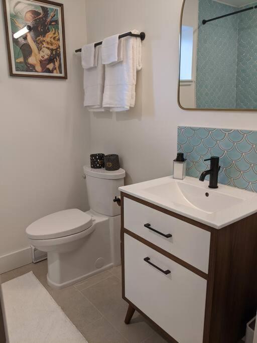 Bright Modern 1Br Suite In Sooke Village Core ภายนอก รูปภาพ